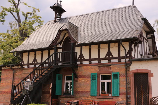 Blick auf das alte F&auml;hrhaus am Rhein im Zentrum von Gernsheim