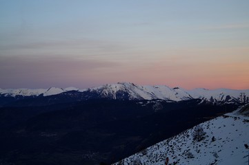 Coucher de soleil derrière une montagne