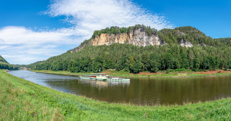 Blick vom Elbufer auf die wunderschönen Sandsteinfelsen zwischen Rathen und Wehlen im...