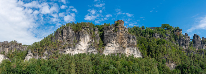 Blick vom Elbufer auf die wunderschönen Sandsteinfelsen zwischen Rathen und Wehlen im...