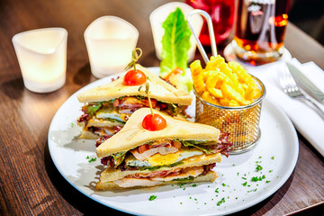 Club Sandwich mit Pommes frites 
