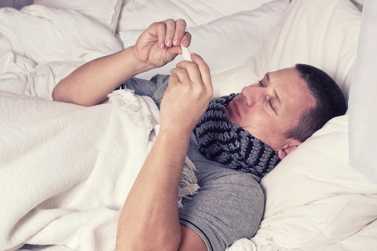 kranker Mann im Bett