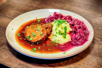 Braten mit Rotkohl und Kartoffelpüree 
