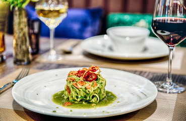 Zucchini-Pasta vegan mit Tomate