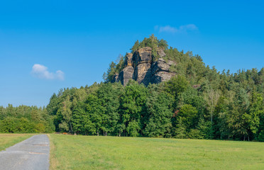 die Rauensteine im Elbsandsteingebirge bei Wehlen im Sommer