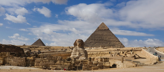 Fototapeta na wymiar Sphinx and Giza Pyramids in a cloudy day - Cairo, Egypt 