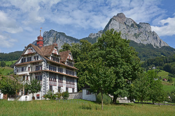 Fototapeta na wymiar Ital Reding Hofstatt, barockes Herrenhaus in Schwyz. Mit Mythen.