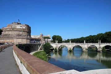 Sous un pont à Rome