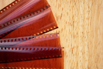 tiras de fotografías y películas sobre mesa de madera