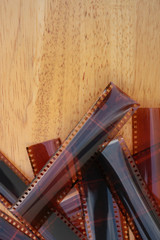 Obraz premium tiras de fotografías y películas sobre mesa de madera