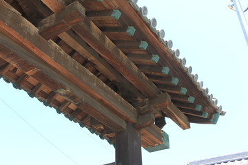 Fototapeta na wymiar 木造の門構えの上部