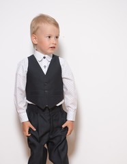 Petit garçon à la mode. Isolé sur fond blanc