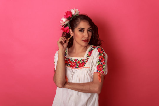 Hermosa Mexicana latina joven en blusa folcl&oacute;rica