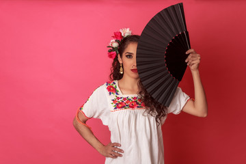 Obraz premium Retrato mujer mexicana latina en atuendo tradicional con adorno de flores folclórico