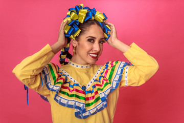 Retrato de mujer mexicana latina con traje tradicional de Jalisco folclóricos mexicano