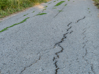 Risse in der Fahrbahn