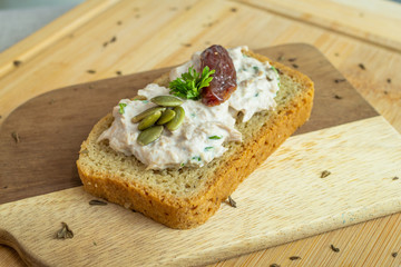 lonja de pan con crema blanca fresco aperitivo casero