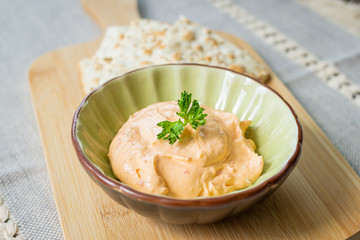 dip con galletas saladas