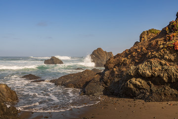 Fototapeta na wymiar Waves breaking on rocks
