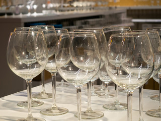 Copas de cristal en una mesa blanca