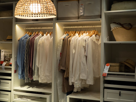 Camisas blancas en un armario de madera