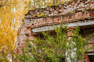 Obraz premium Old abandoned stone house in the autumn forest. The ruins of ancient building