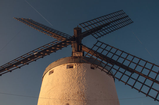 Retrato de un molino de viento antiguo funcional con el que moler grano. Molinos con los que so&ntilde;aba Don Quijote de La Mancha.