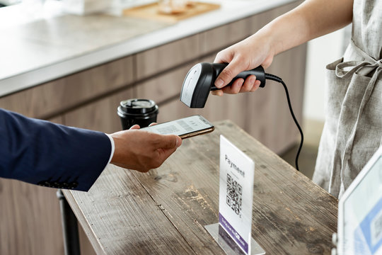 キャッシュレス決済のスマートフォンとバーコードリーダー