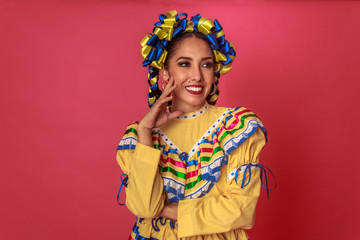 Retrato de mujer mexicana latina con traje tradicional de Jalisco folclóricos mexicano