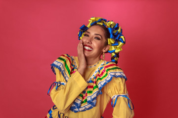 Obraz premium Retrato de mujer mexicana latina con traje tradicional de Jalisco folclóricos mexicano