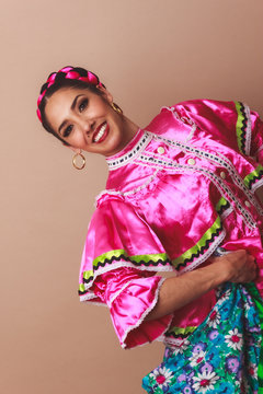 Retrato joven mujer bailarina en traje t&iacute;pico mexicano tradicional folcl&oacute;rico 