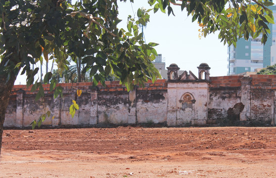 Fachada de muro antigo com detalhes em relevo.