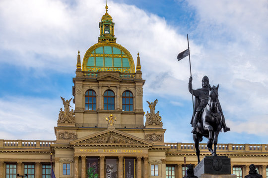 Pomnik św. Wacława przed Muzeum Narodowym w Pradze (cz. Praha).