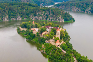 Zamek Zvíkov nad rzeką Wełtawą w Czechach.