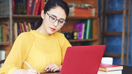 勉強する女性　テレワーク