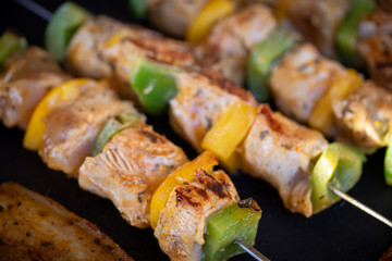brochettes de poulet et poivron grillé