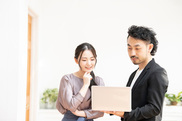 相談しながら進める会社のミーティング 若い女性とヒゲの中年男性2