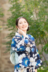 セールやバナーに使いやすい浴衣の美しい日本人女性 ズーム...