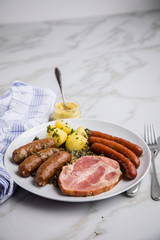 Oldenburger Grünkohl mit Pinkel, Kohlwurst, Kassler Nacken, Senf und Kartoffeln 