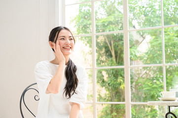 窓際にいる美しい日本人女性