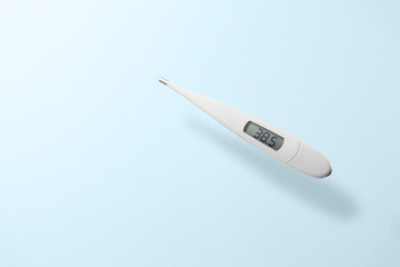 高熱を示す白いデジタル体温計