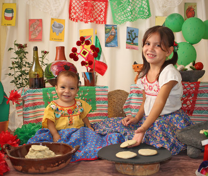 Ni&ntilde;a mexicana fiestas patrias viva mexico independencia de m&eacute;xico lindo y querido tradicional ojo de dios bander fiesta mexicana tortillas tequilametate petate y tricolor papel picado comal loter&iacute;a