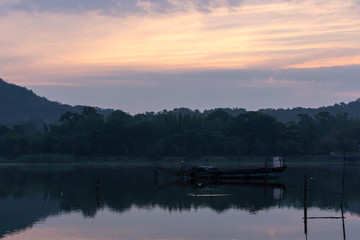 朝焼けの空と小舟