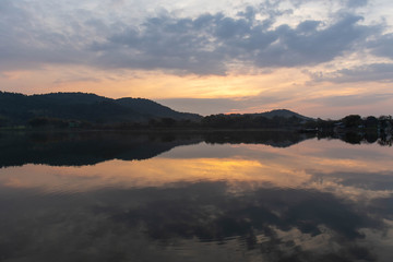 池の水面に映り込む朝焼け