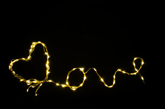 Corazón hecho con luces led sobre fondo negro. Fondo, superposición para edicion.