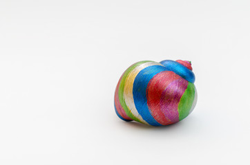 Caracol, aislado, pintado de multiples colores sobre fondo blanco.