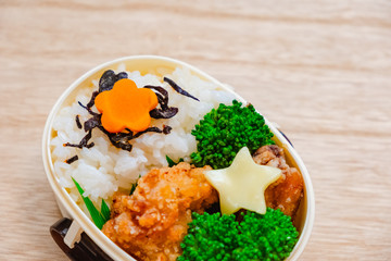 手作りの唐揚げ弁当