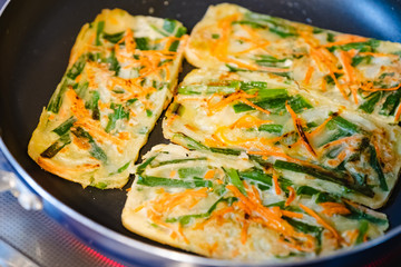 フライパンでチヂミを焼く様子　韓国料理