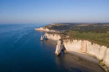 La côte d'Etretat vue d'avion/de drone au coucher du Soleil, Normandie