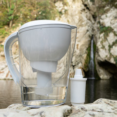 Alkaline water pitcher and filter cartridge. Natural remineralization of the water.